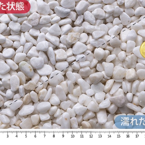 白大理石を砕いた砂利に、ドラム加工をして丸みをつけた玉石です。きれいな白色が特徴です。